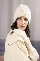 Gorro de lana tejido a mano en marrón y blanco. Accesorio unisex de tejido flexible que se adapta a todos los tamaños. Hecho 100% en Uruguay.