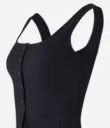 Musculosa marrón de poliéster texturizado, con escote cuadrado, breteles anchos, abotonado delantero y abertura inferior.