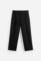 Pantalón negro de corte amplio confeccionado en tejido con mezcla de viscosa. Presenta cintura elástica, pliegues en la parte delantera, bolsillos laterales y traseros de vivo. Cierre frontal con cremallera y gancho metálico oculto.