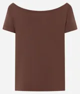 Remera de algodón color marrón oscuro con escote amplio tipo barco u hombro a hombro y manga corta. Presenta el estampado en mayúsculas "NYC" en color blanco en el frente.