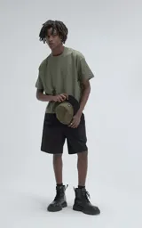 Remera verde militar de manga corta y cuello redondo, corte boxy fit, confeccionada en algodón.