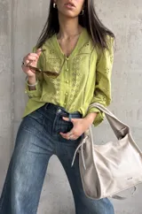 Camisa color verde pistacho con bordado calado de flores, cuello en V y mangas largas abullonadas.