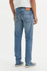 Jean de hombre, marca Levi's, modelo 512 Slim Taper. Calce estilizado en la parte trasera y el muslo, con pierna delgada y tiro medio.