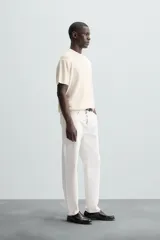 Camiseta negra de corte recto y manga corta, tejida en punto perlado de algodón.