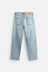 Pantalón de jean celeste de corte recto, con cinco bolsillos, efecto lavado y cierre frontal con botones.