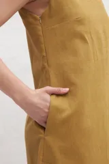 Vestido midi negro de lino, corte recto, sin mangas y con escote redondo.