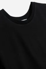 Remera negra de corte cropped y estilo oversized.