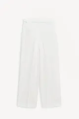 Pantalón blanco de tiro alto con trabillas, bolsillos laterales y falsos bolsillos de vivo en la espalda. Incluye cinturón lazada en el mismo tejido.