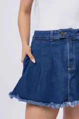 Mini falda de jean azul con pinzas y ruedo desflecado.