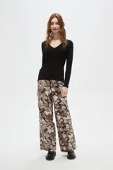 Remera manga larga de viscosa color blanco, ajustada al cuerpo y con cuello en V.