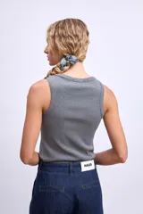 Remera sin mangas color topo, de corte ajustado al cuerpo y cuello redondo.