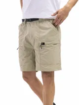 Bermuda negra de nylon con cinturón incorporado ajustable, dos bolsillos laterales superiores, dos bolsillos laterales con cierre y dos bolsillos traseros con botón.