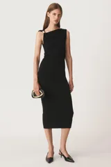 Vestido midi negro de viscosa, con escote asimétrico, manga sisa, detalle metálico en el hombro, tejido drapeado y cierre lateral con cremallera oculta.