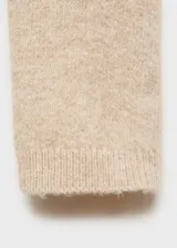 Sweater color beige de tejido de punto con cuello alto y mangas largas.