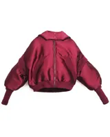 Campera bomber color borgoña de tela satinada, corte crop, con capucha, cierre frontal y mangas abullonadas con puños ajustados.