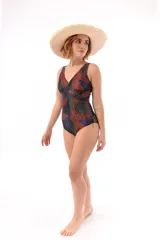 Malla enteriza con corte en el busto, fabricada en lycra con protección UV 50, forrada y diseño de estampado multicolor.