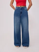 Pantalón de jean azul de pierna ancha.