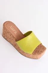 Sandalia negra de cuero con plataforma de corcho, taco de 6.5 cm y plantilla cuadrada.