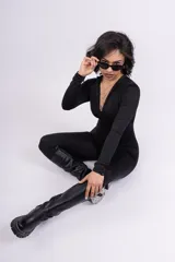 Mono largo negro ajustado al cuerpo con cierre frontal y cuello alto.