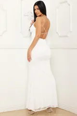 Vestido largo de fiesta color blanco con lentejuelas, breteles finos y escote en V. Corte sirena ajustado al cuerpo.
