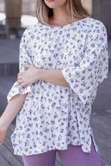 Remera de viscosa blanca con estampado floral en tonos violeta y verde.