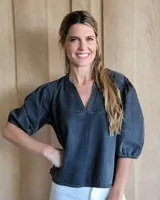 Blusa de algodón de corte suelto, color gris oscuro, con mangas abullonadas y escote en V.