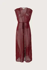 Kimono largo color vino con detalles bordados y lazo en la cintura.