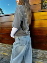 Pantalón de jean celeste claro, corte holgado y tiro alto.