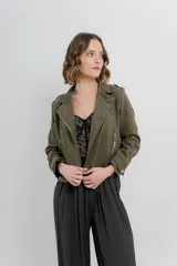 Chaqueta color beige de tela tipo gamuza con elastano, cuello solapa, manga larga con trabillas en hombro, bolsillos delanteros con cremallera metálica y cierre frontal con cremallera.