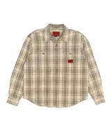 Camisa de franela a cuadros en tonos beige, gris y negro. Tiene cuello clásico, cierre con botones, dos bolsillos con solapa en el pecho y puños abotonados.