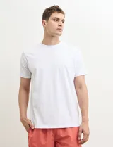 Remera de manga corta color petróleo, de corte recto y cuello redondo.