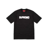 Camiseta Supreme negra a rayas horizontales finas color blanco, con logo 'Supreme' en el pecho. Corte estándar.