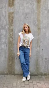 Pantalón de jean azul de tiro medio con diseño trenzado lateral.