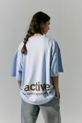 Remerón celeste de manga corta con estampa en serigrafía en frente y espalda.