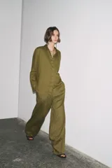 Pantalón palazzo color ladrillo confeccionado en lino 100%, de tiro medio con cintura ajustable con cordones, bolsillos laterales ocultos en costura y pierna ancha.