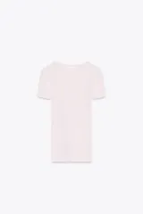 Camiseta de algodón color blanco, de corte slim fit, cuello redondo y manga corta.