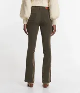 Pantalón bootcut color verde oliva, de sarga con textura cotelê.