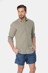 Short de baño celeste con estampado de hojas, cintura elástica con cordón ajustable, dos bolsillos laterales y suspensor de malla fina.