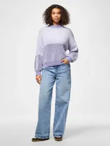 Sweater de punto suave con calce holgado y cuello redondo, a rayas horizontales en color lavanda y lila.