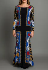 Vestido largo negro con estampado de rosas rojas y amarillas, cadenas doradas y detalles en blanco y rojo.