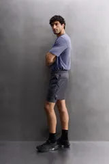 Shorts deportivos confeccionados en tejido técnico ligero con efecto arrugado y forro interior. Cuenta con cintura elástica ajustable con cordón, bolsillos laterales con cierre de cremallera, bajo con aberturas laterales y logo estampado en la pierna.