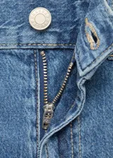 Pantalón de jean azul de corte wideleg, tiro alto, con cinco bolsillos y cierre frontal con cremallera y botón.