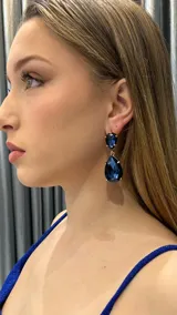 Aros colgantes con cristales facetados color azul marino y engarce dorado.