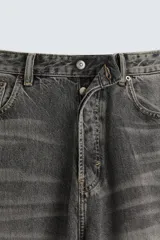 Pantalón de jean azul grisáceo con efecto lavado, corte amplio y tiro alto.
