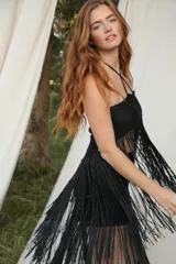 Top tejido de algodón color negro, con espalda descubierta y terminación en flecos.