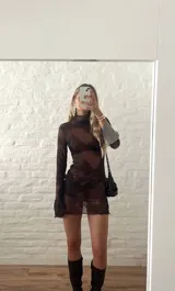Minivestido marrón de microtul elastizado con cuello alto y mangas largas acampanadas.