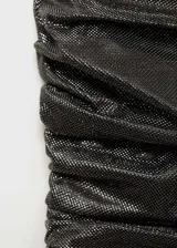 Vestido corto de fiesta color plateado con textura brillante, corte ajustado, diseño drapeado y falda globo.