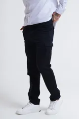 Pantalón cargo color beige con bolsillos laterales y corte recto.