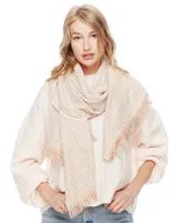 Bufandón tejido de poliéster, color rosa pálido con textura jaspeada en tonos pastel (naranja, lila, gris). Presenta un tejido grueso y flecos en los bordes.