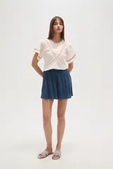 Short azul de viscosa con cintura elastizada y corte holgado.